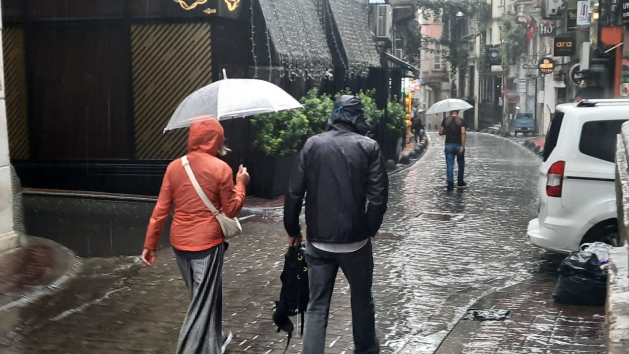 Taksim Meydanı'nda Yağmura Yakalanan Vatandaşlar Zor Anlar Yaşadı - Sayfa 3