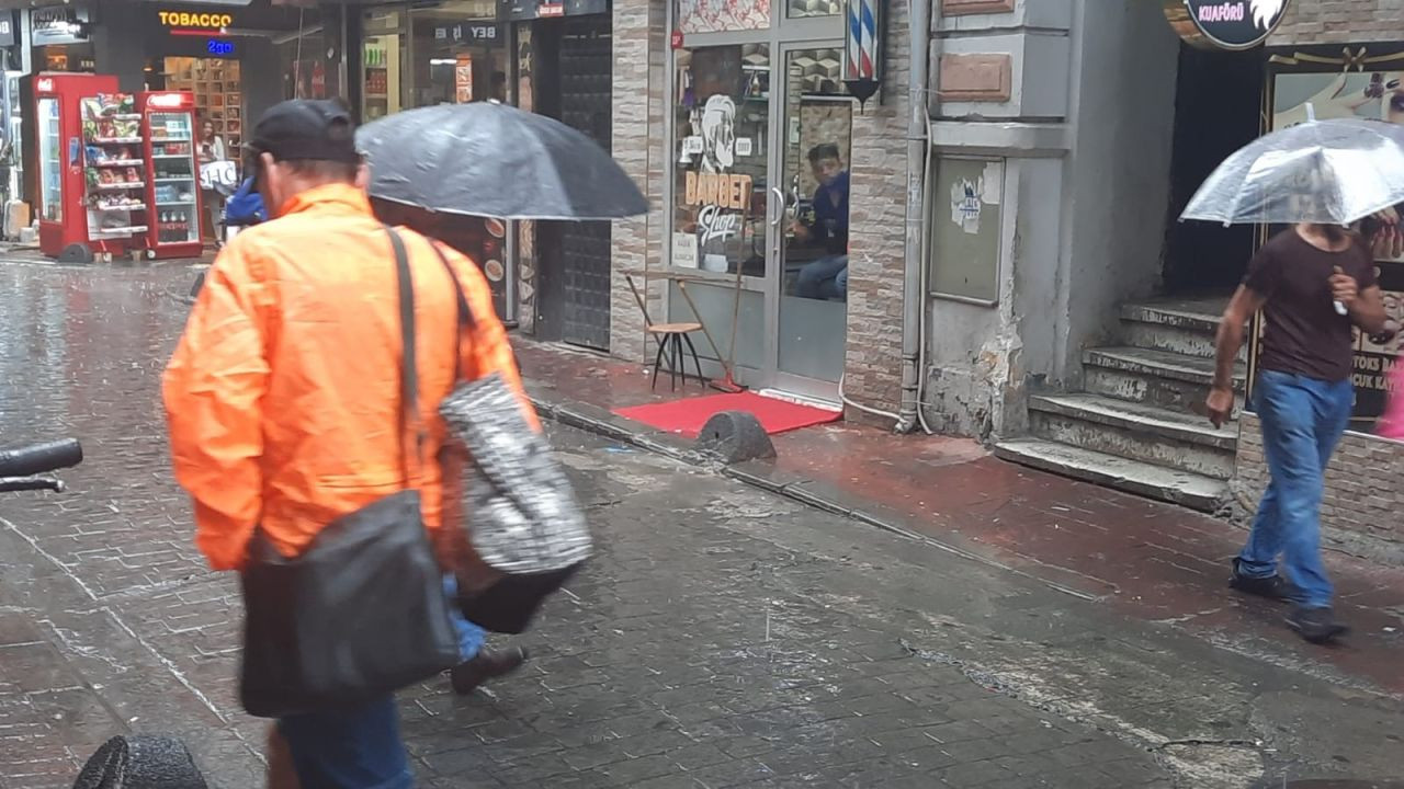 Taksim Meydanı'nda Yağmura Yakalanan Vatandaşlar Zor Anlar Yaşadı - Sayfa 1