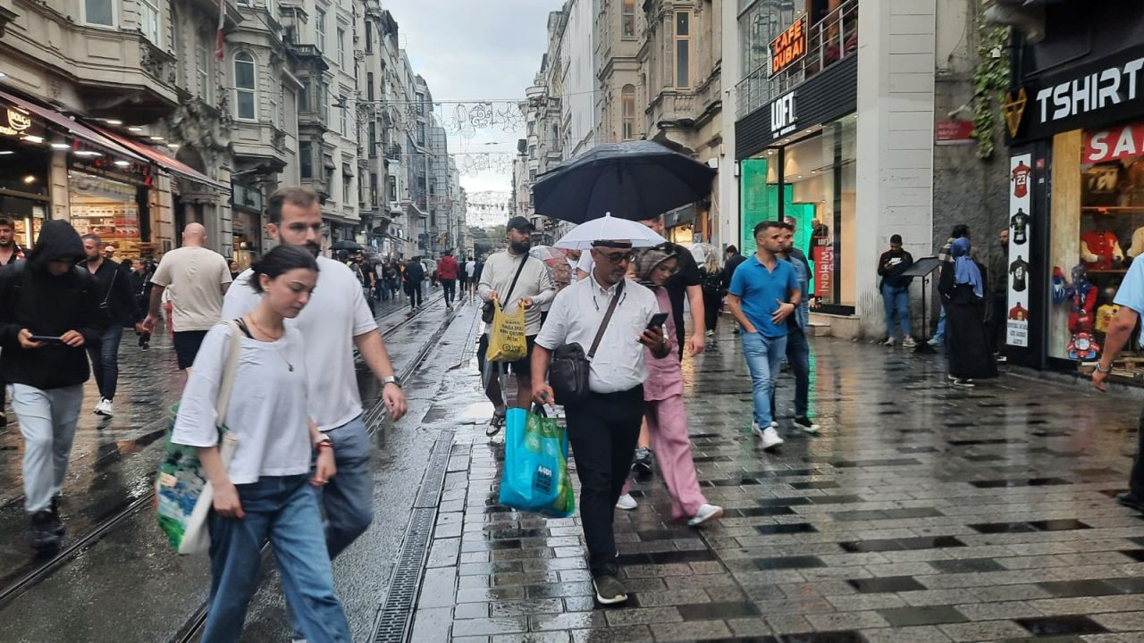 Taksim Meydanı'nda Yağmura Yakalanan Vatandaşlar Zor Anlar Yaşadı - Sayfa 2