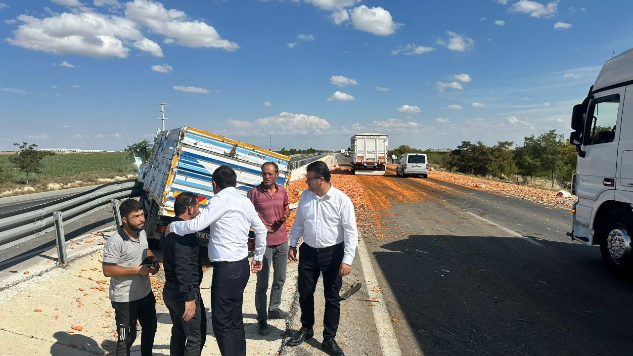 Konya'da Havuç Yüklü Kamyon Tırla Çarpıştı: 3 Yaralı