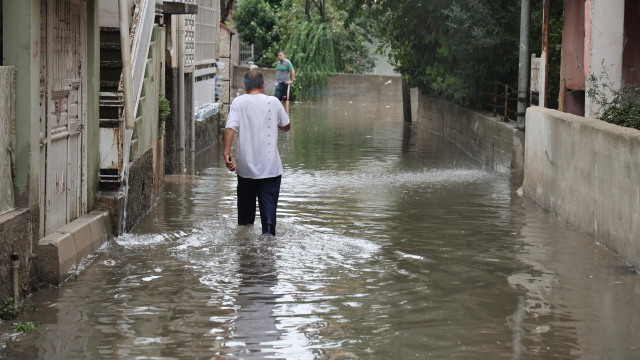 Adana'da Sağanak Yağışlar Sokakları Göle Çevirdi