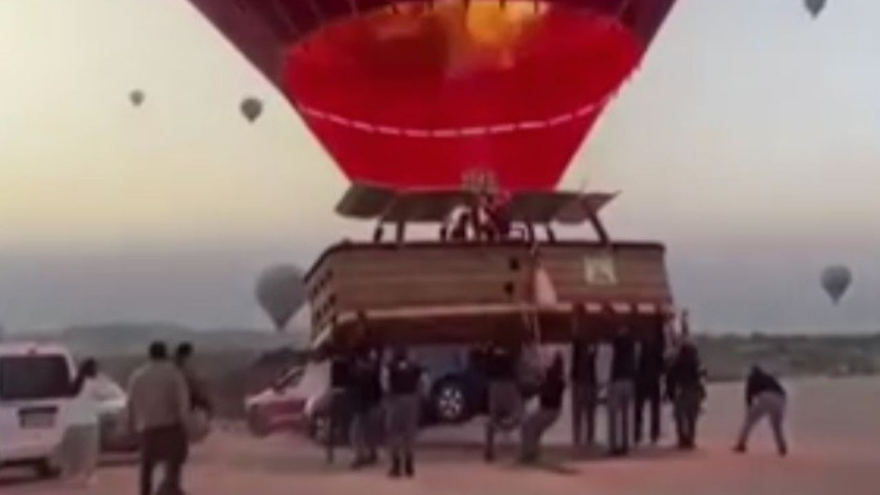 Nevşehir'de Sıcak Hava Balonu Otomobille Çarpıştı, Faciadan Dönüldü