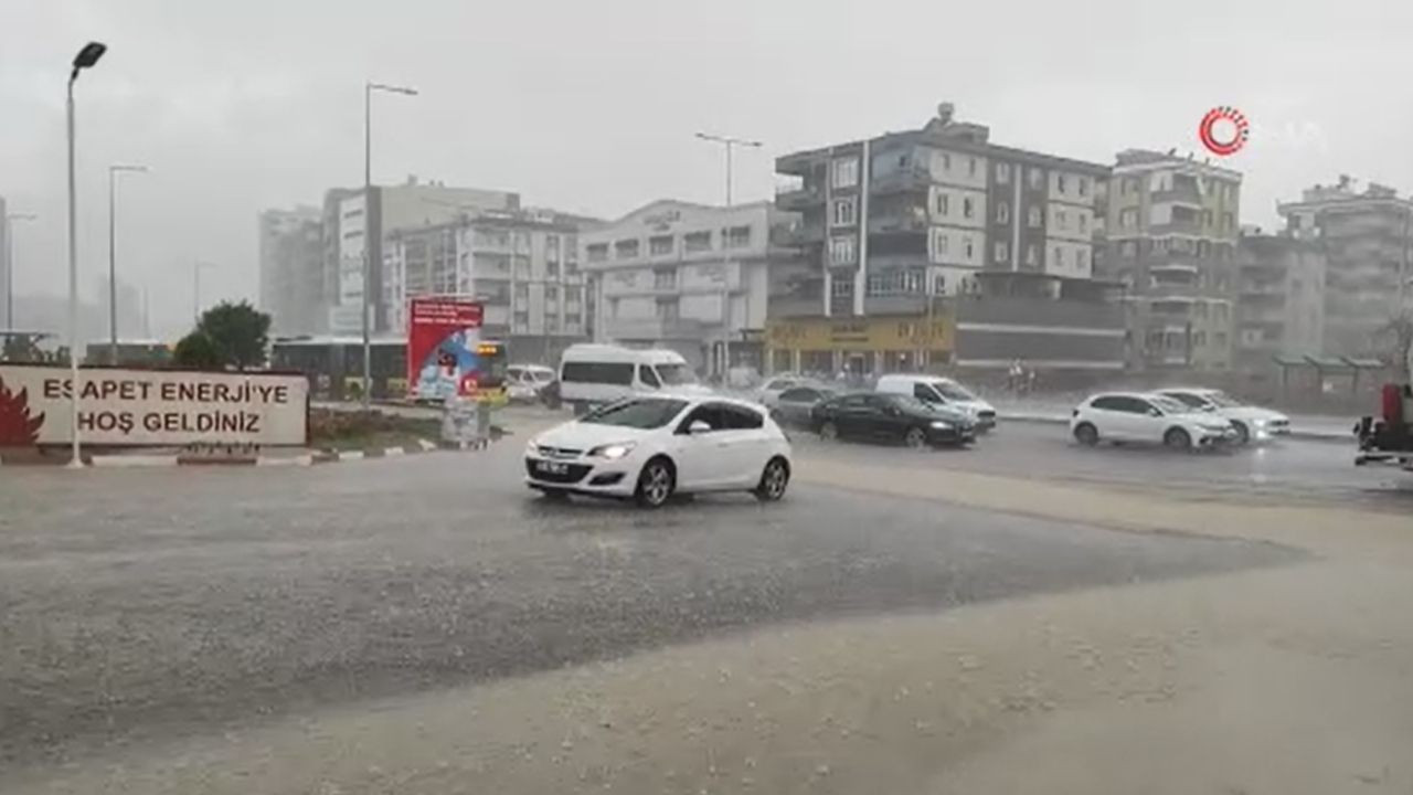 Şanlıurfa'da Sağanak Yağış Yolları Göle Çevirdi