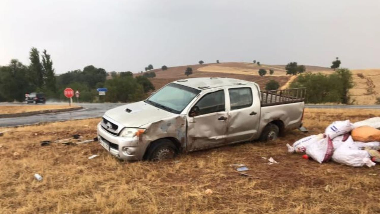 Kaygan Yolda Kamyonet Tarlaya Uçtu: 4 Yaralı