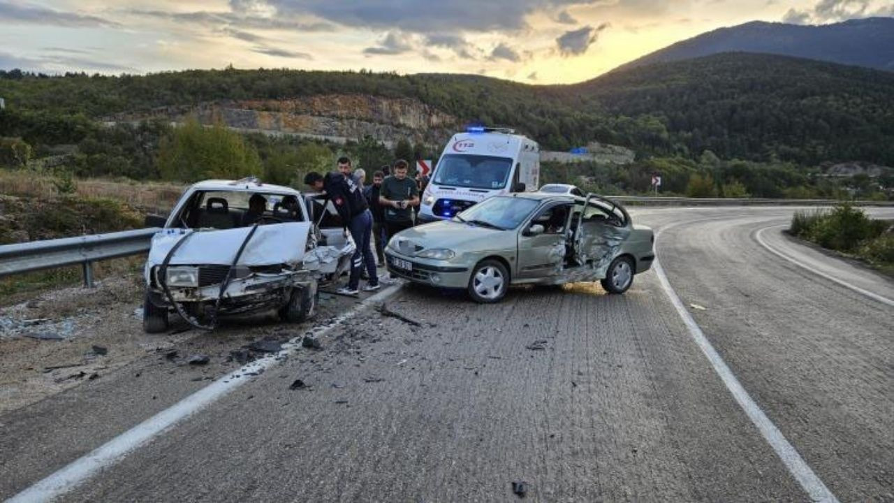 Karabük'te İki Otomobil Çarpıştı: 7 Kişi Yaralandı