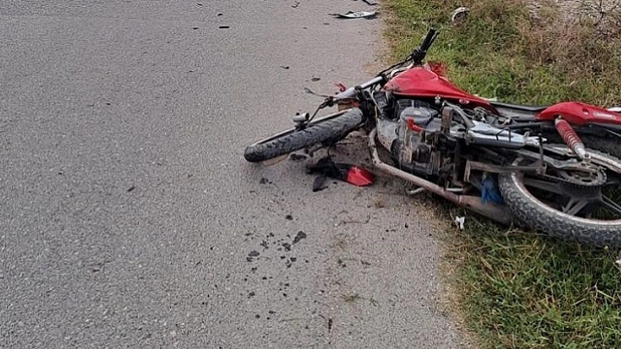 Karasu’da Motosiklet Kazası: 20 Yaşındaki Sürücü Hayatını Kaybetti