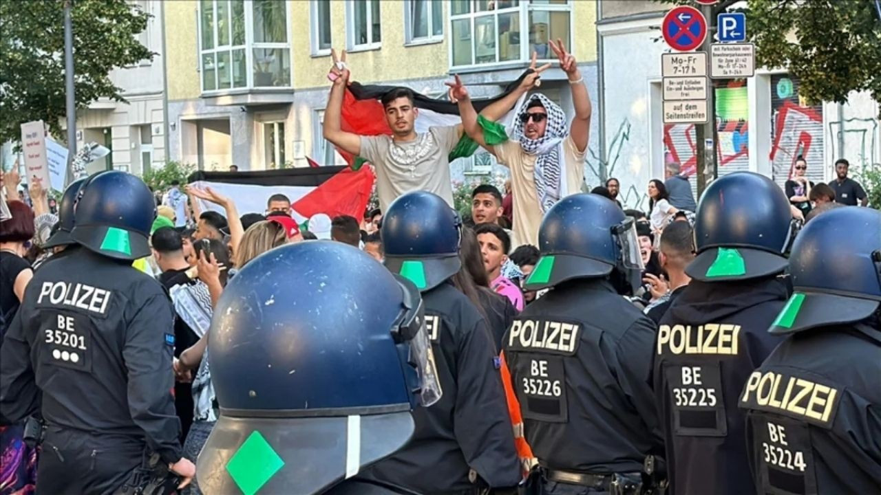 Almanya'da Filistin Bayrağı Taşıyan Çocuğa Polis Müdahalesi