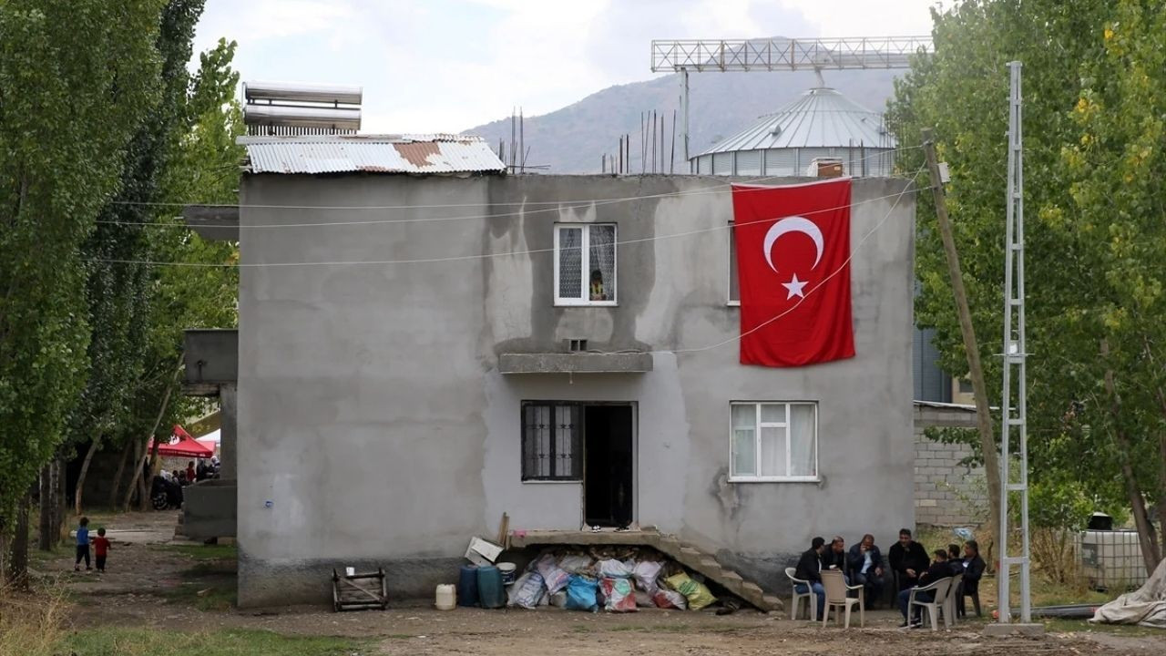 Şehit Maşallah Abakay'ın Muş’taki Baba Evine Türk Bayrağı Asıldı