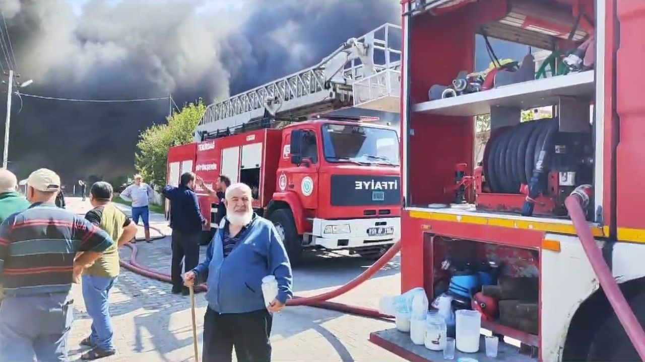 Tekirdağ’daki Fabrika Yangını: Mahalleli Ayran Taşıyarak Destek Oldu