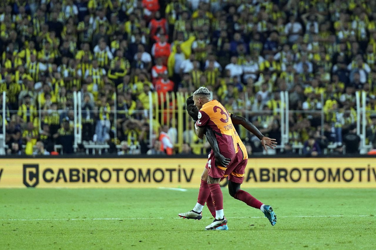 Trendyol Süper Lig Derbisinde Galatasaray Fenerbahçe'yi 3-1 Mağlup Etti - Sayfa 8