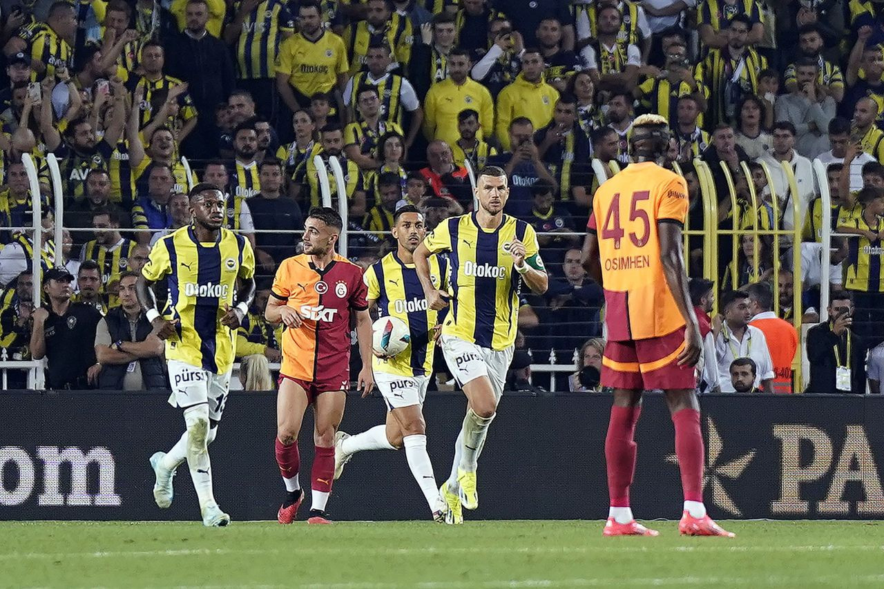 Trendyol Süper Lig Derbisinde Galatasaray Fenerbahçe'yi 3-1 Mağlup Etti - Sayfa 12