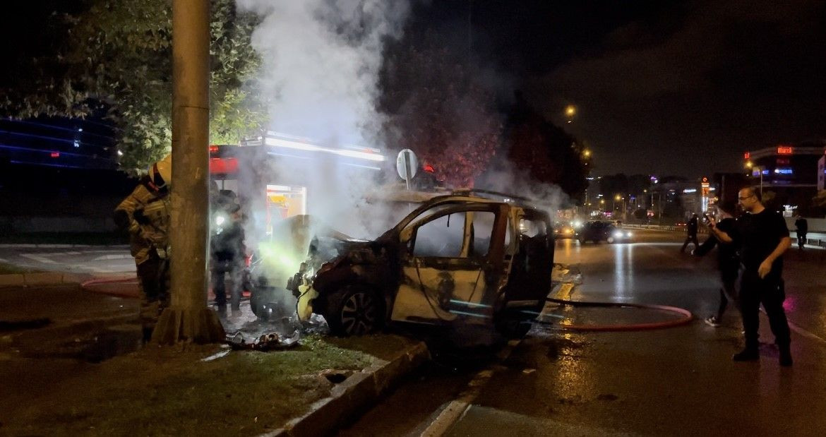 Bursa'da Refüje Çarpan Araç Alev Aldı: Sürücü Camdan Fırladı - Sayfa 1