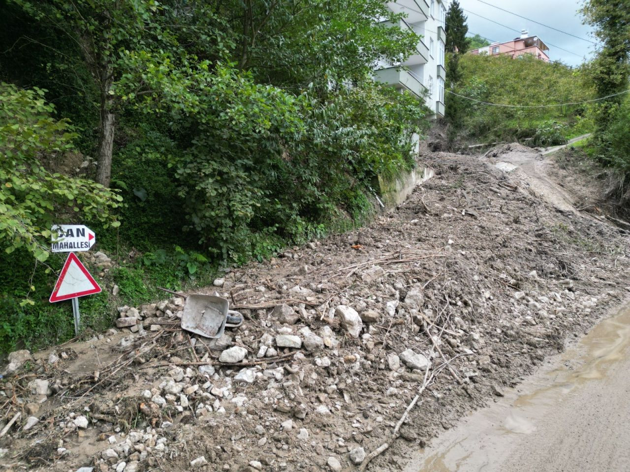 Trabzon’da Heyelan 5 Katlı Binayı Teğet Geçti: Faciadan Dönüldü - Sayfa 2