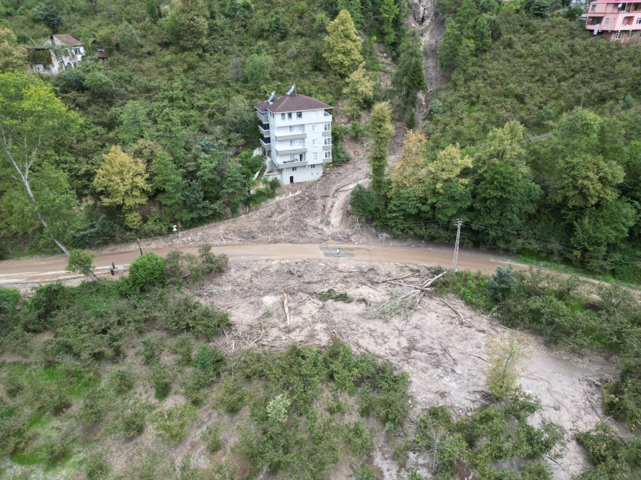 Trabzon’da Heyelan 5 Katlı Binayı Teğet Geçti: Faciadan Dönüldü - Sayfa 6