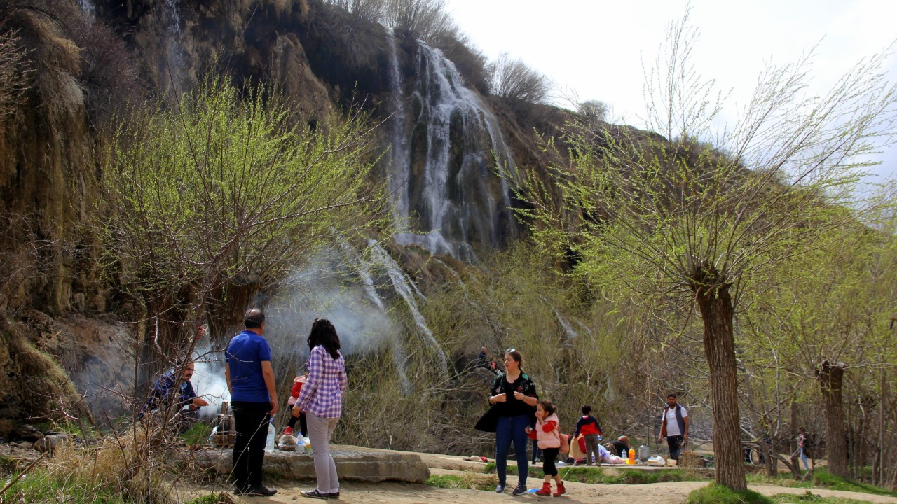 Girlevik Şelalesi’nde Hafta Sonu Yoğunluğu: Yerli ve Yabancı Turistlerin Gözdesi