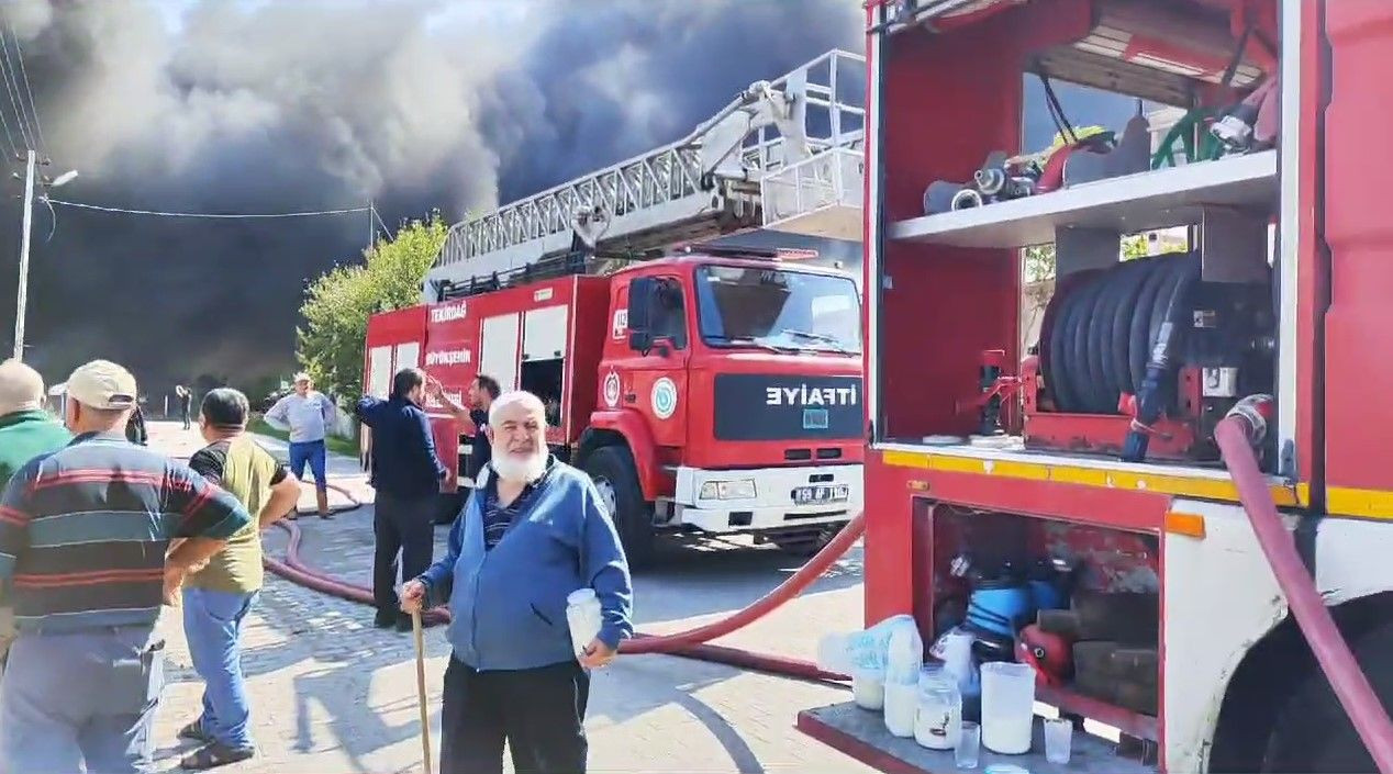 Tekirdağ’daki Fabrika Yangını: Mahalleli Ayran Taşıyarak Destek Oldu - Sayfa 5