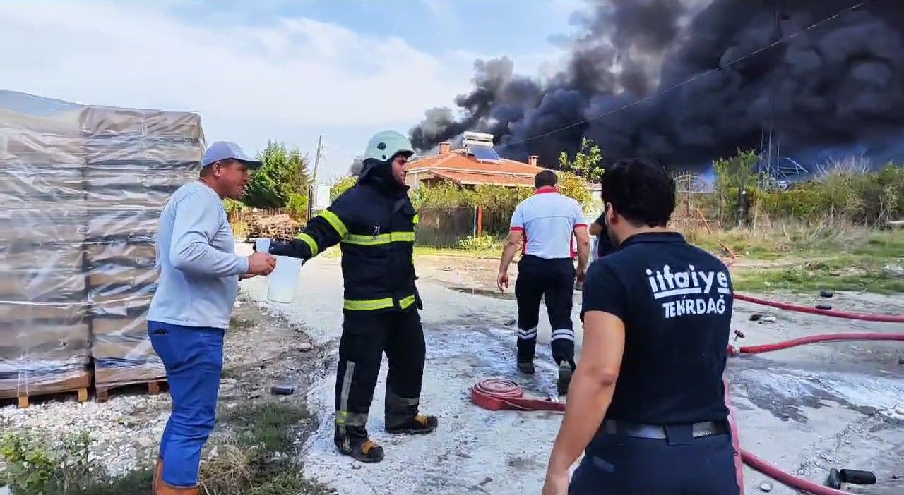 Tekirdağ’daki Fabrika Yangını: Mahalleli Ayran Taşıyarak Destek Oldu - Sayfa 1