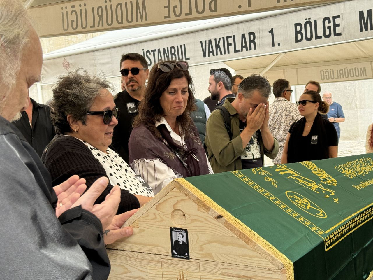 Ünlü Sanatçı Metin Arolat Son Yolculuğuna Uğurlandı - Sayfa 1