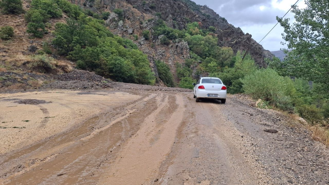 Tunceli'de Sağanak Yağış Heyelana Yol Açtı - Sayfa 1