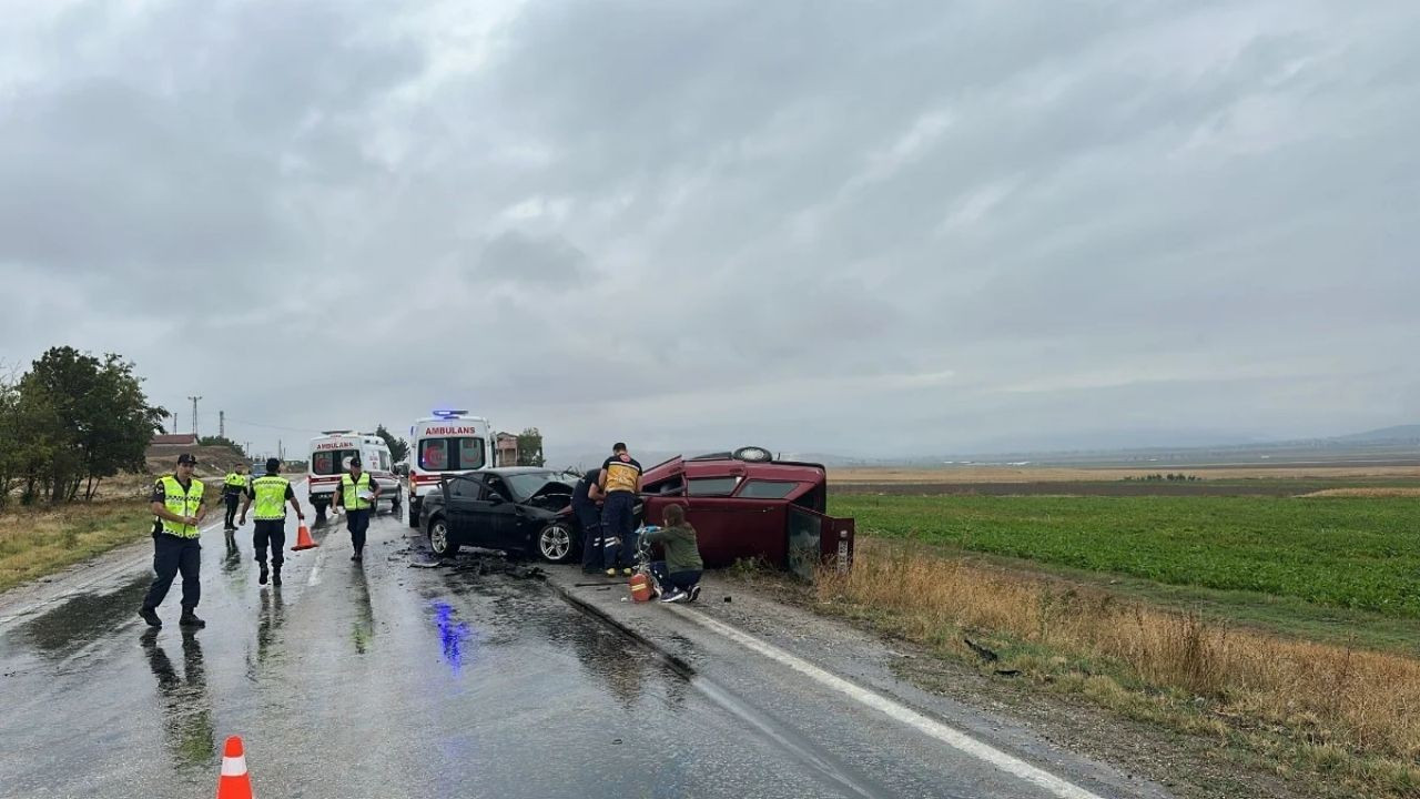 Amasya’da İki Otomobil Çarpıştı: 2 Kişi Öldü, 1 Kişi Yaralandı