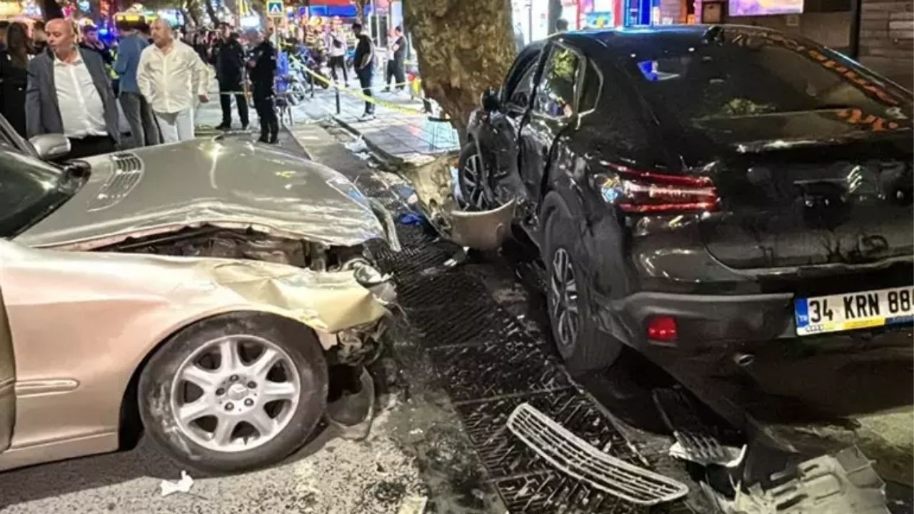 Üsküdar'da Kontrolden Çıkan Araç Kaza Yaptı: 1'i Ağır 4 Yaralı