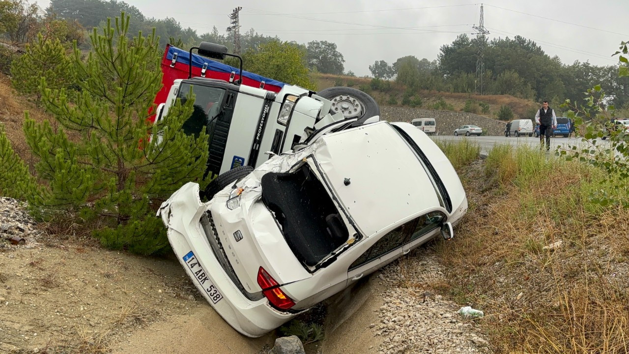 Kazayı Haber Vermek İçin Duran Otomobile Kamyon Çarptı: 2 Yaralı