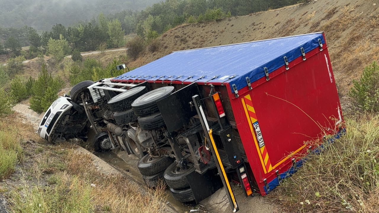 Kazayı Haber Vermek İçin Duran Otomobile Kamyon Çarptı: 2 Yaralı - Sayfa 6