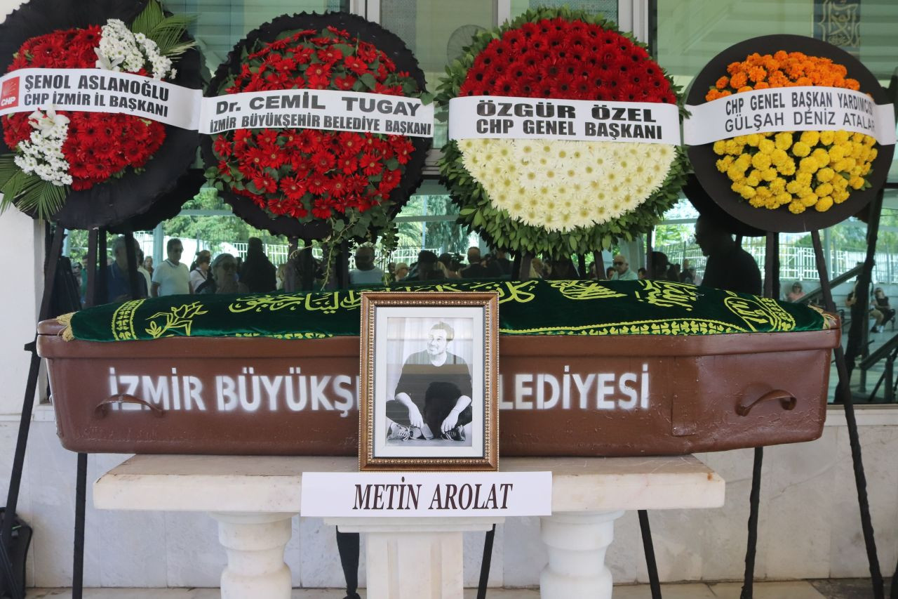 Metin Arolat, İzmir’de Gözyaşlarıyla Son Yolculuğuna Uğurlandı - Sayfa 2