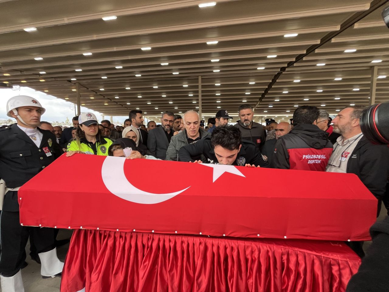 Şehit Polis Şeyda Yılmaz, Sivas'ta Son Yolculuğuna Uğurlandı - Sayfa 3