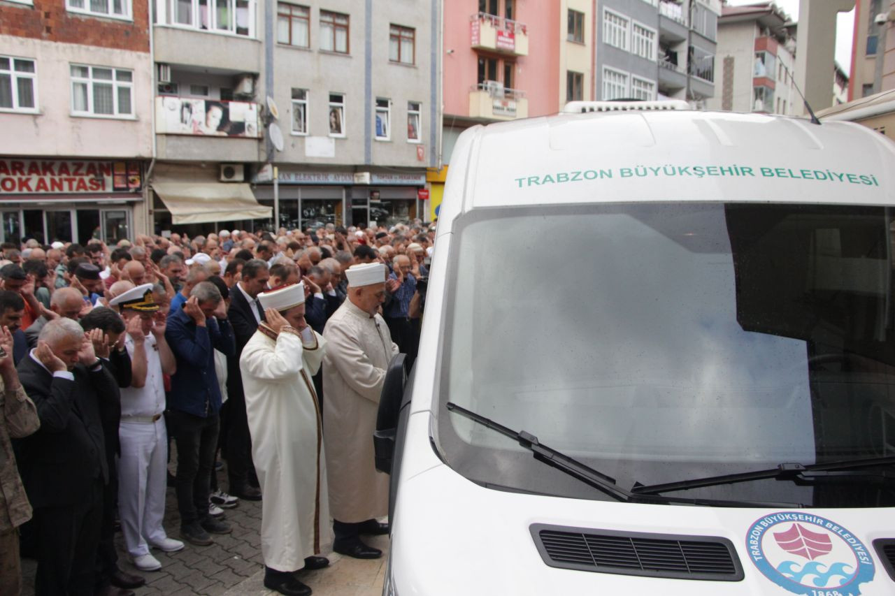 Trabzon'daki Selde Hayatını Kaybeden Ali Kemal Demir Son Yolculuğuna Uğurlandı - Sayfa 4