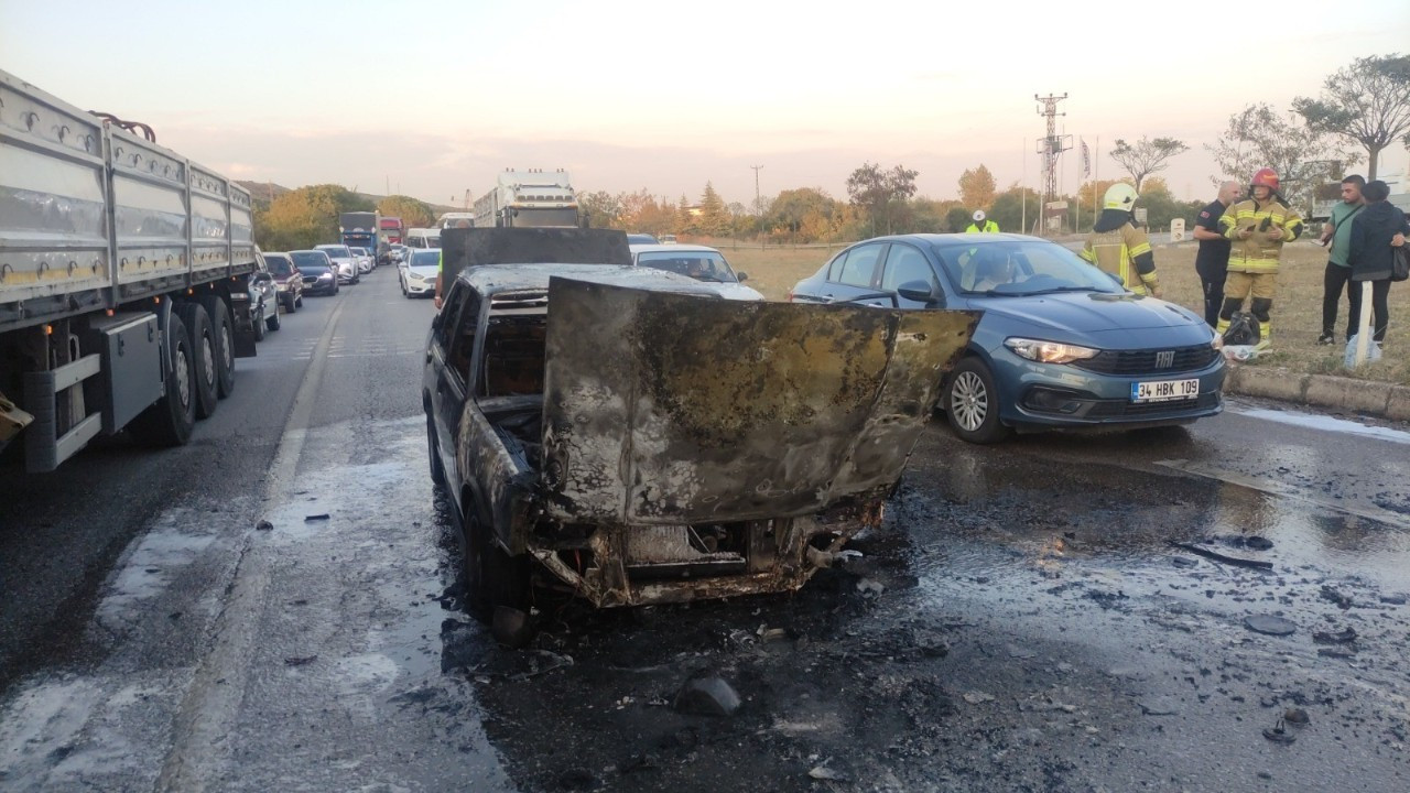 Bursa’da Seyir Halindeki Otomobil Alev Alev Yandı