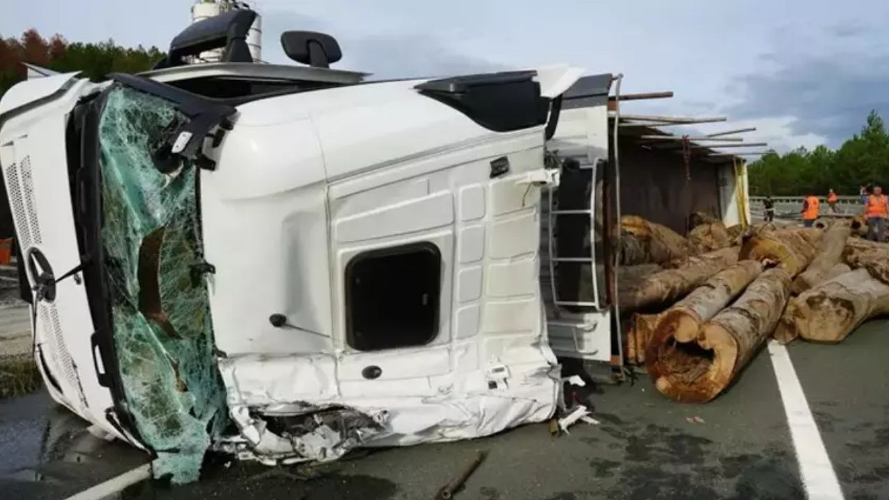 Kastamonu'da Tomruk Yüklü TIR Devrildi: 1 Yaralı