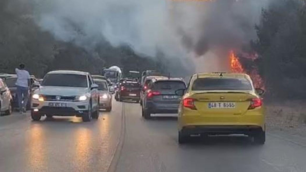 Bodrum'da Motosikletle Çarpışan Araç Yandı