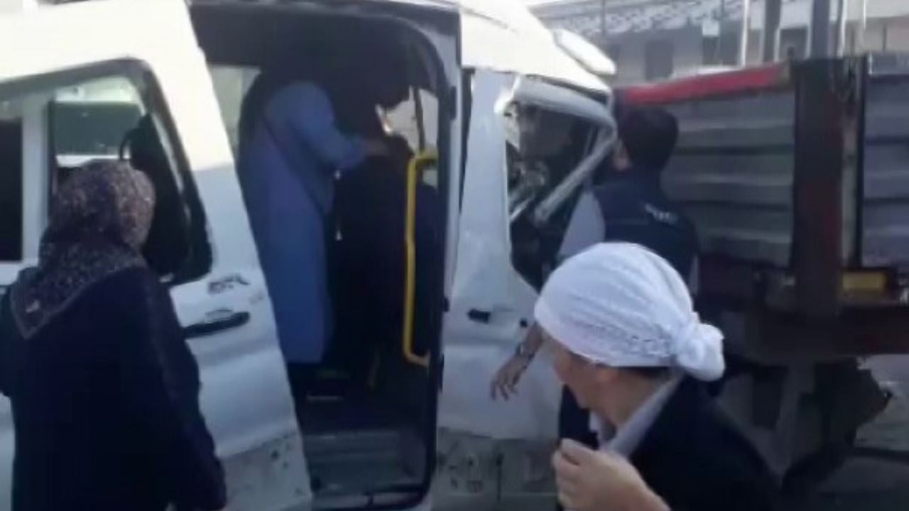 Servis minibüsü park halindeki tıra çarptı: 4 yaralı