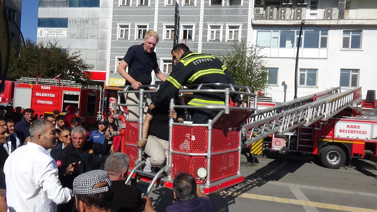 Kars’ta Otelde Yangın! Mahsur Kalan 7 Kişi Kurtarıldı - Sayfa 4