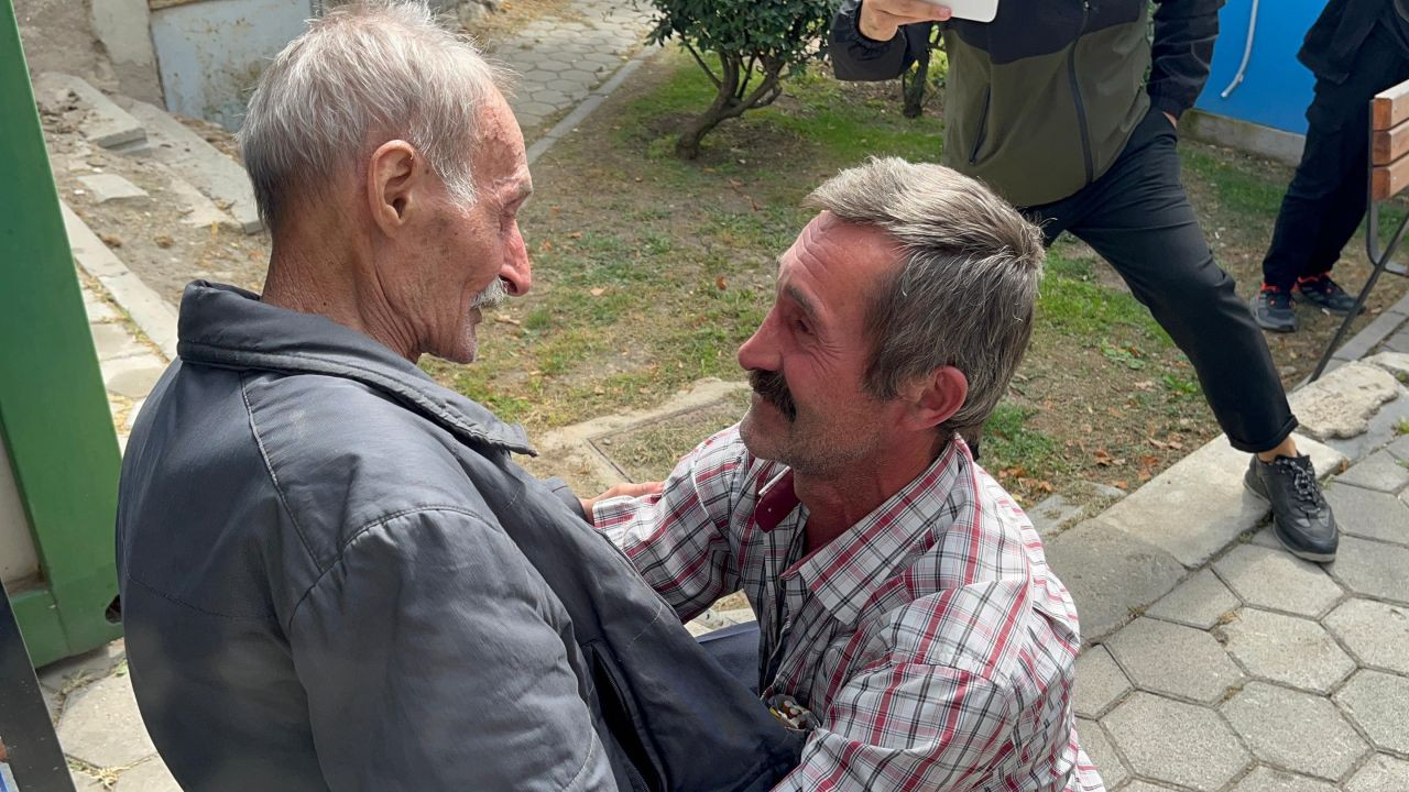 47 Yıl Sonra Baba Ocağına Dönen Adam ve Kardeşi Gözyaşlarına Boğuldu - Sayfa 1