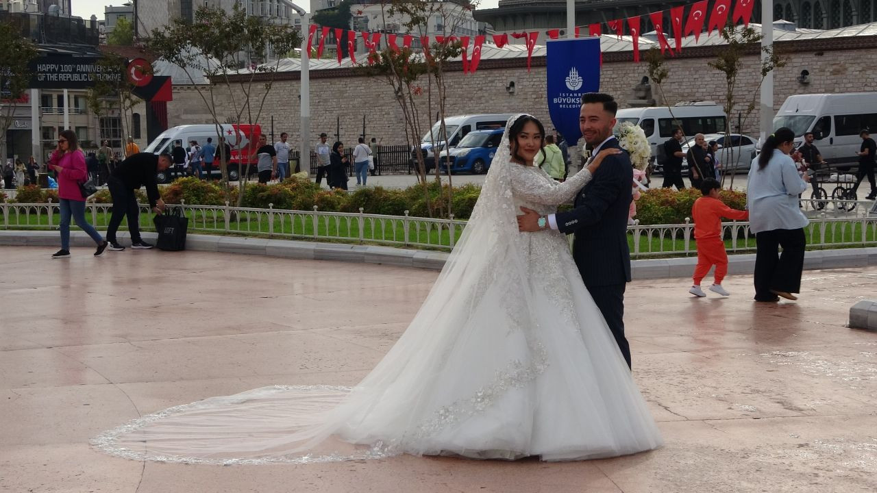 Taksim’de Faslı Gelin ve Damat Objektiflere Gülümseyerek Büyük İlgi Gördü - Sayfa 2