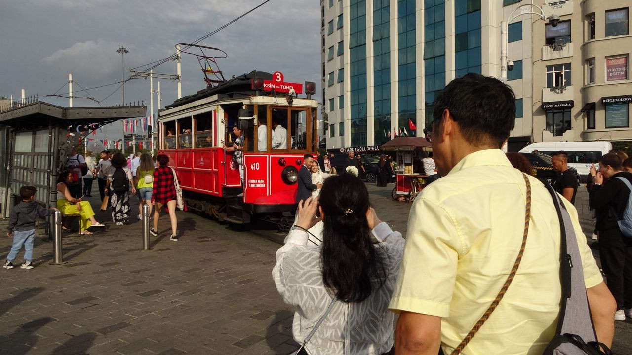 Taksim’de Faslı Gelin ve Damat Objektiflere Gülümseyerek Büyük İlgi Gördü - Sayfa 4