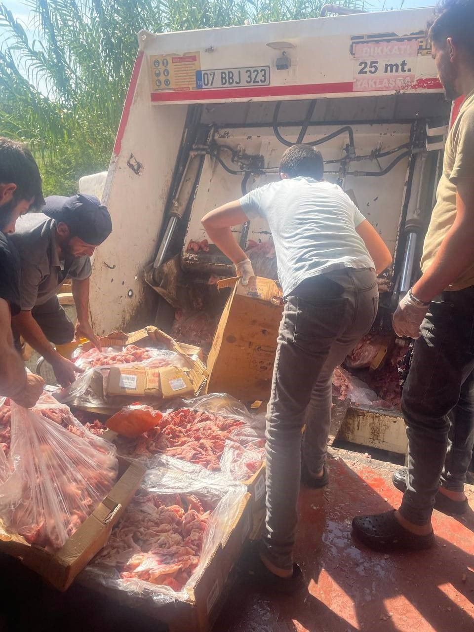 Antalya’da 17 Ton Bozuk Tavuk Ele Geçirildi: Tüketim Tarihi Geçmiş Ürünlere Sahte Kodlama - Sayfa 1