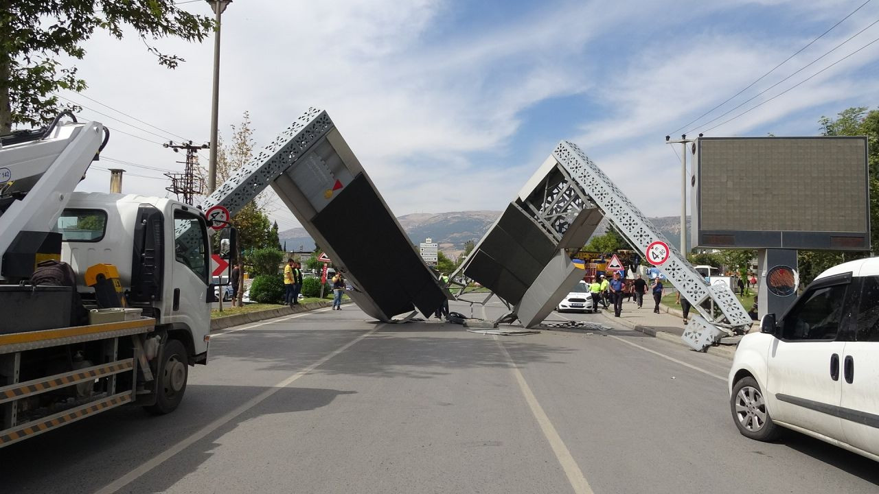 Yüzlerce aracın geçtiği yolda faciadan dönüldü - Sayfa 6