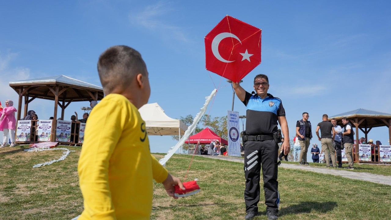 Isparta'da Neşeli Anlar: 60 Özel İhtiyaçlı Çocuğa Uçurtma Şenliği