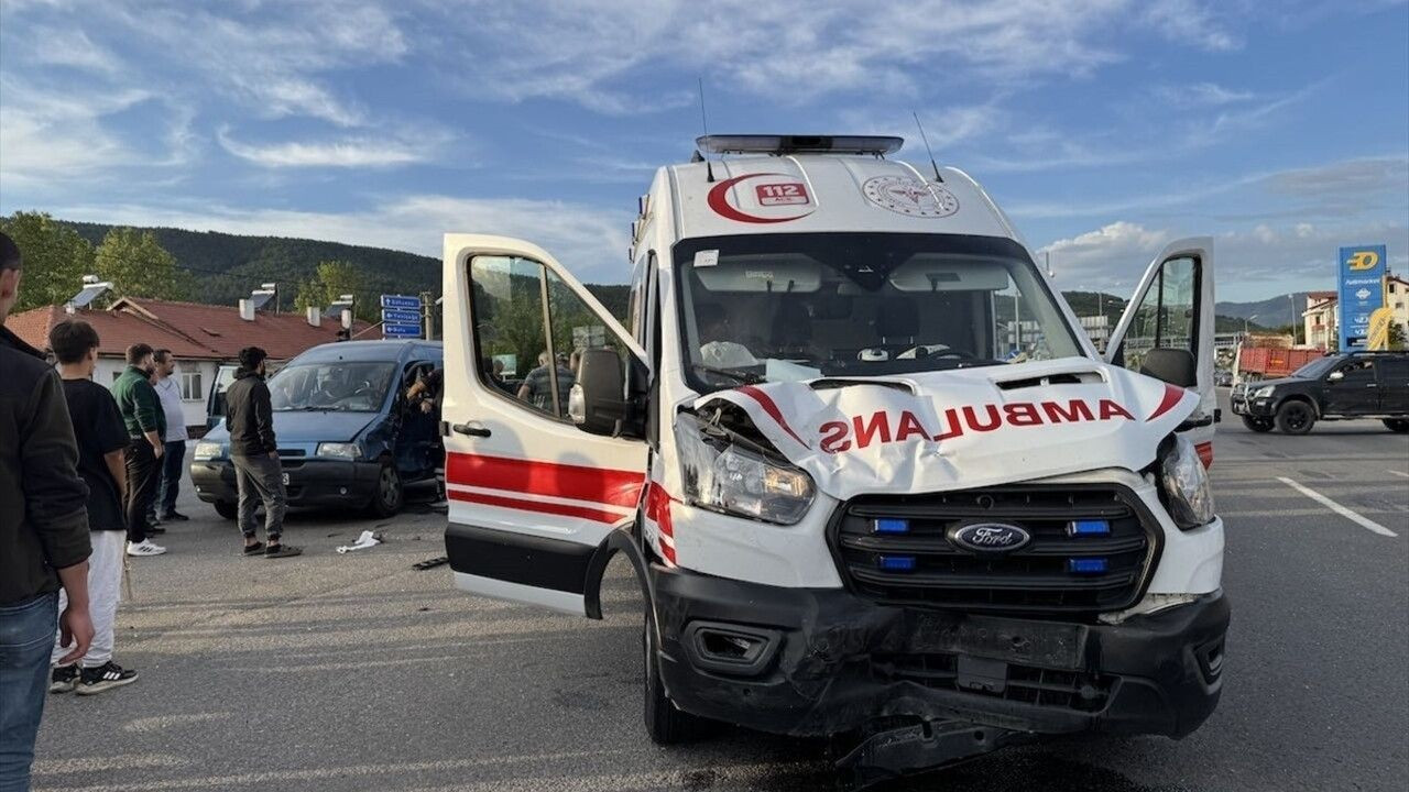 Bolu'da Ambulans ve Ticari Araç Çarpıştı: 1 Yaralı