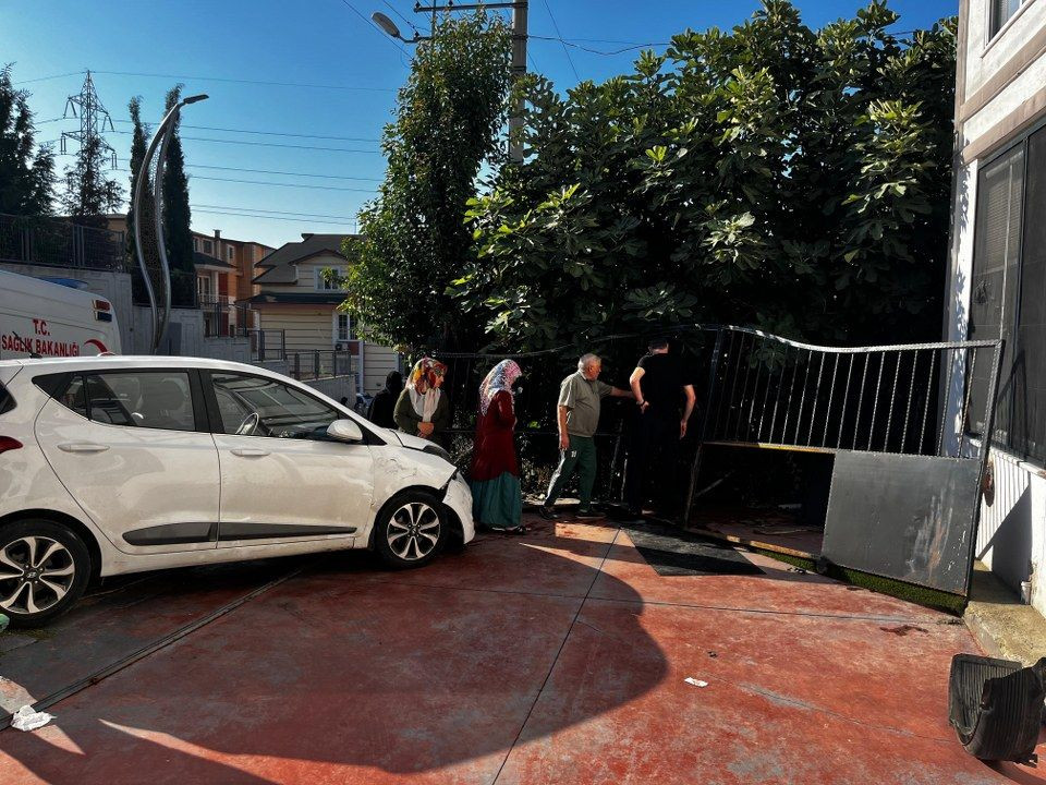 Kocaeli'de korkutan kaza! otomobil bahçeye daldı: Anneanne ve 2 torunu yaralandı - Sayfa 2