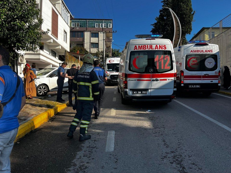 Kocaeli'de korkutan kaza! otomobil bahçeye daldı: Anneanne ve 2 torunu yaralandı - Sayfa 3