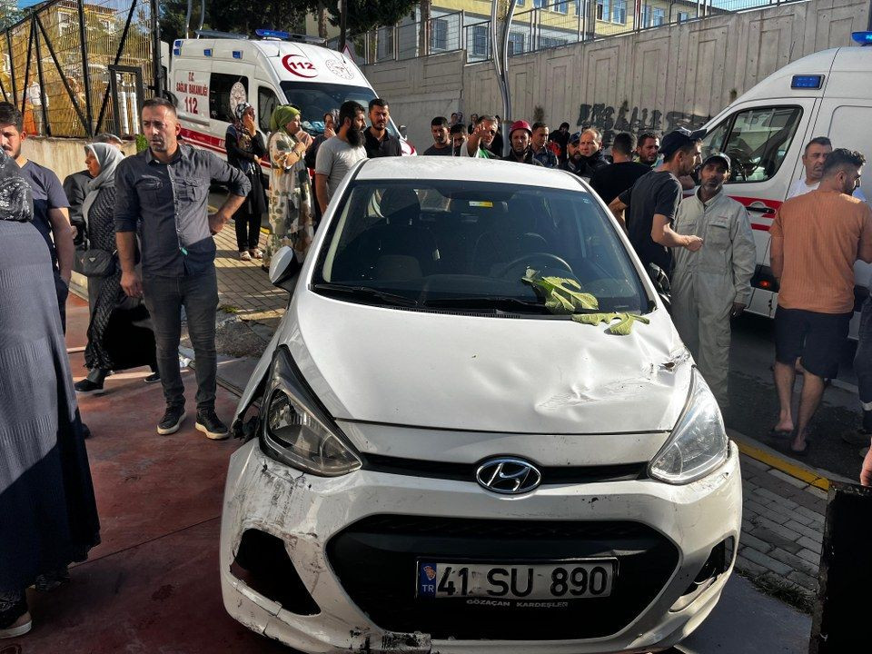 Kocaeli'de korkutan kaza! otomobil bahçeye daldı: Anneanne ve 2 torunu yaralandı - Sayfa 7