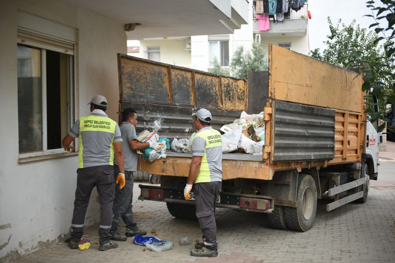 70 Metrekarelik Evden Bir Kamyon Dolusu Çöp Çıktı - Sayfa 1