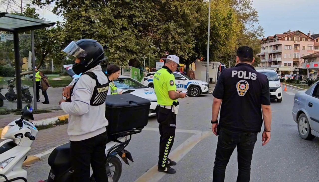 Sakarya'da Uyuşturucu ve Silah Operasyonu: İki Şahıs Gözaltında - Sayfa 1