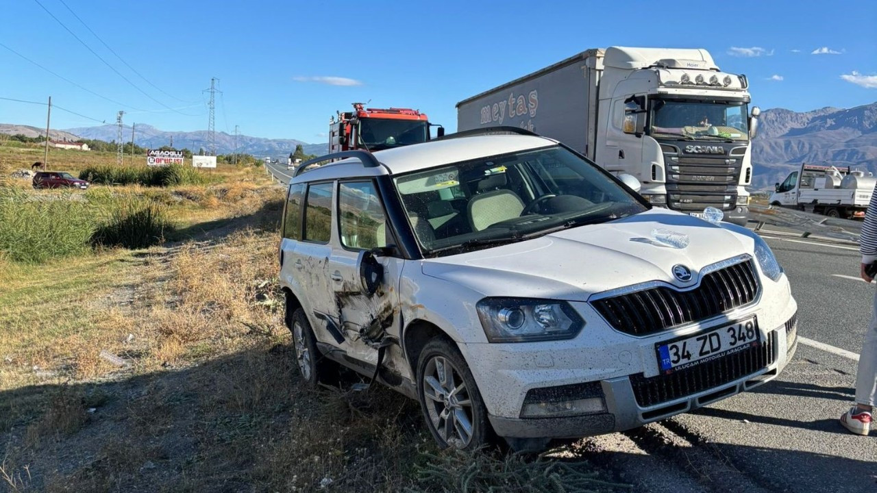 Erzincan’da Otomobil ve Kamyonet Çarpıştı: 3 Kişi Yaralandı