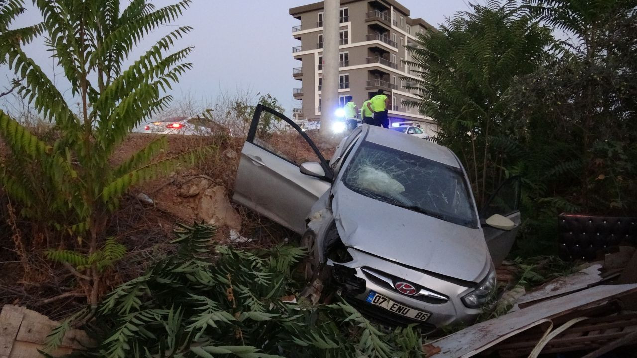 Antalya'da İki Araç Çarpıştı: 4 Yaralı - Sayfa 2