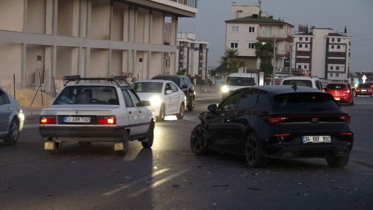 Antalya'da İki Araç Çarpıştı: 4 Yaralı - Sayfa 1